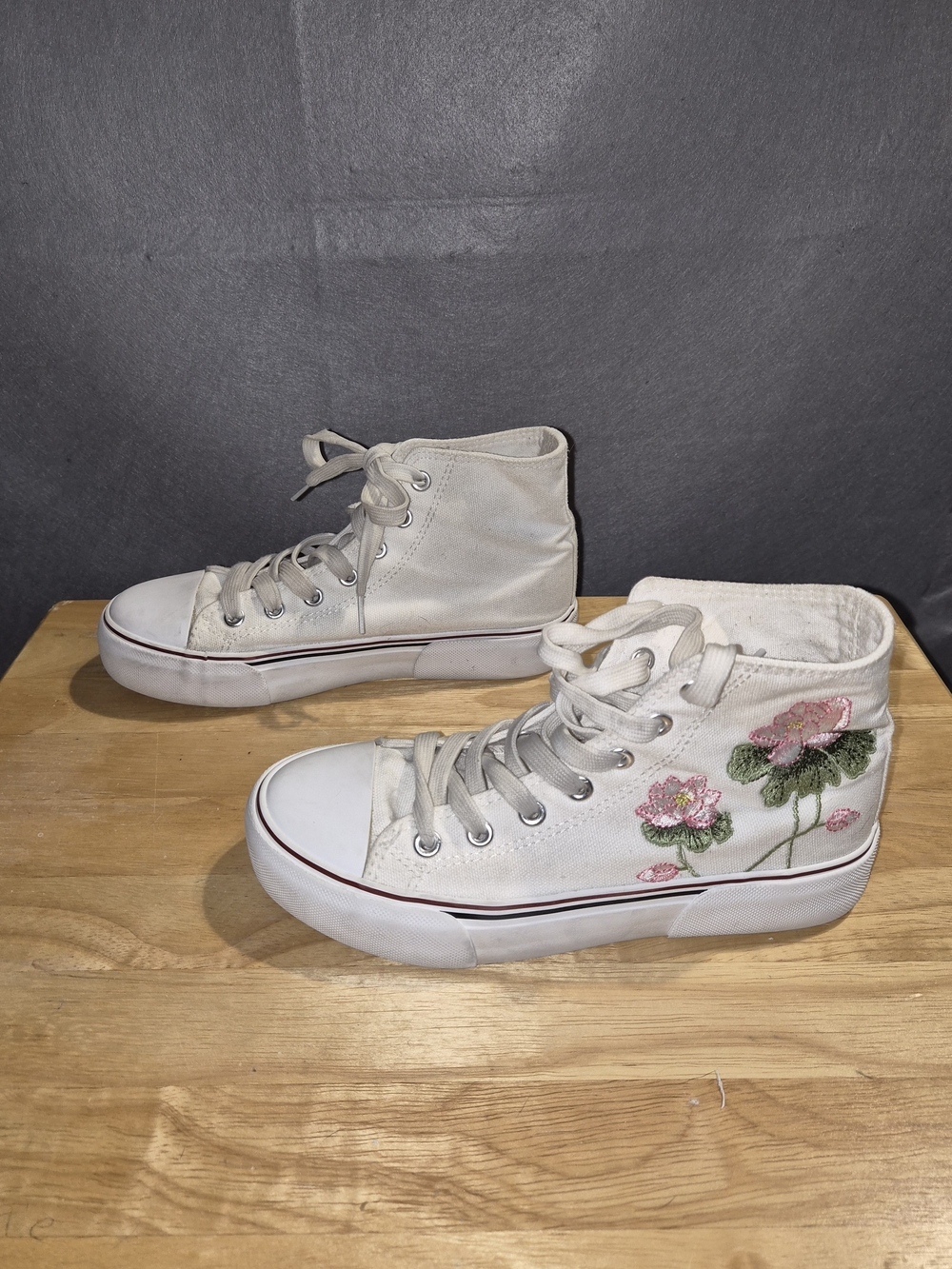 Women’s Floral Embroidered High Top Canvas Sneakers White Size 5.5